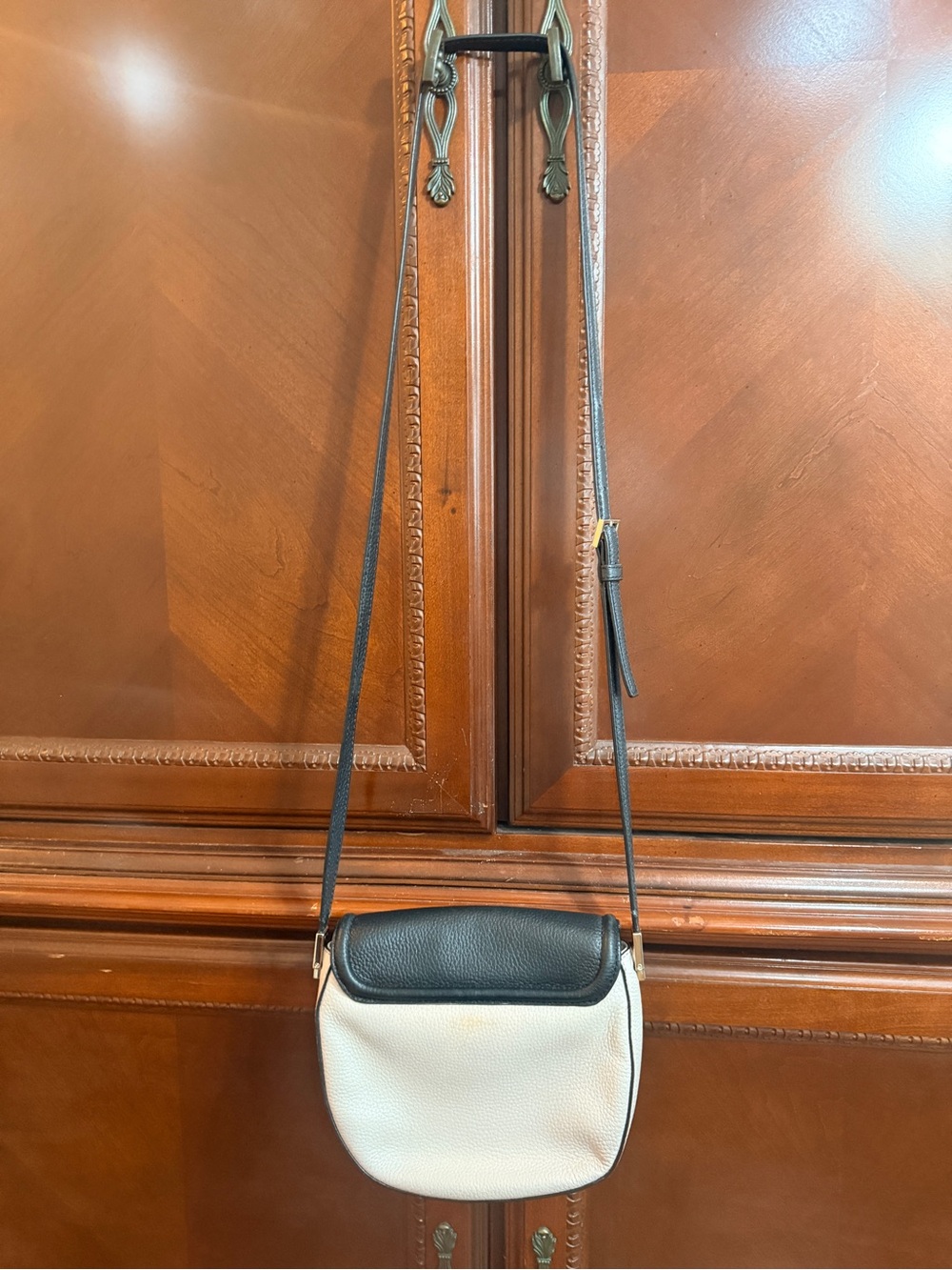 Kate Spade Black & Taupe
Two-Tone Leather cross body
Saddle Bag In EUC - Picture 6 of 14